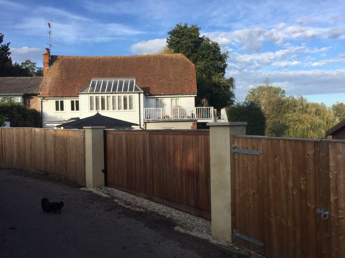 Guest house Thames Edge *